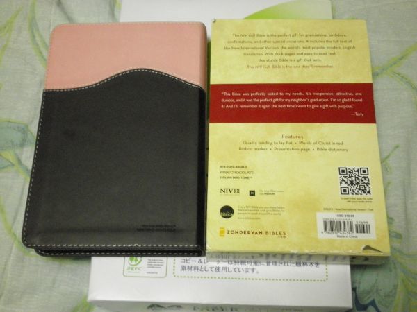 Holy Bible New International Version Pink-Chocolate Italian Duo-Tone Gift Bible_画像2