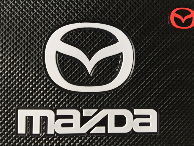 マツダ MAZDA 車のダッシュボード粘着パッド 滑り止めパッド ブラック 車内アクセサリー 粘着性強い 車ロゴあり_画像3