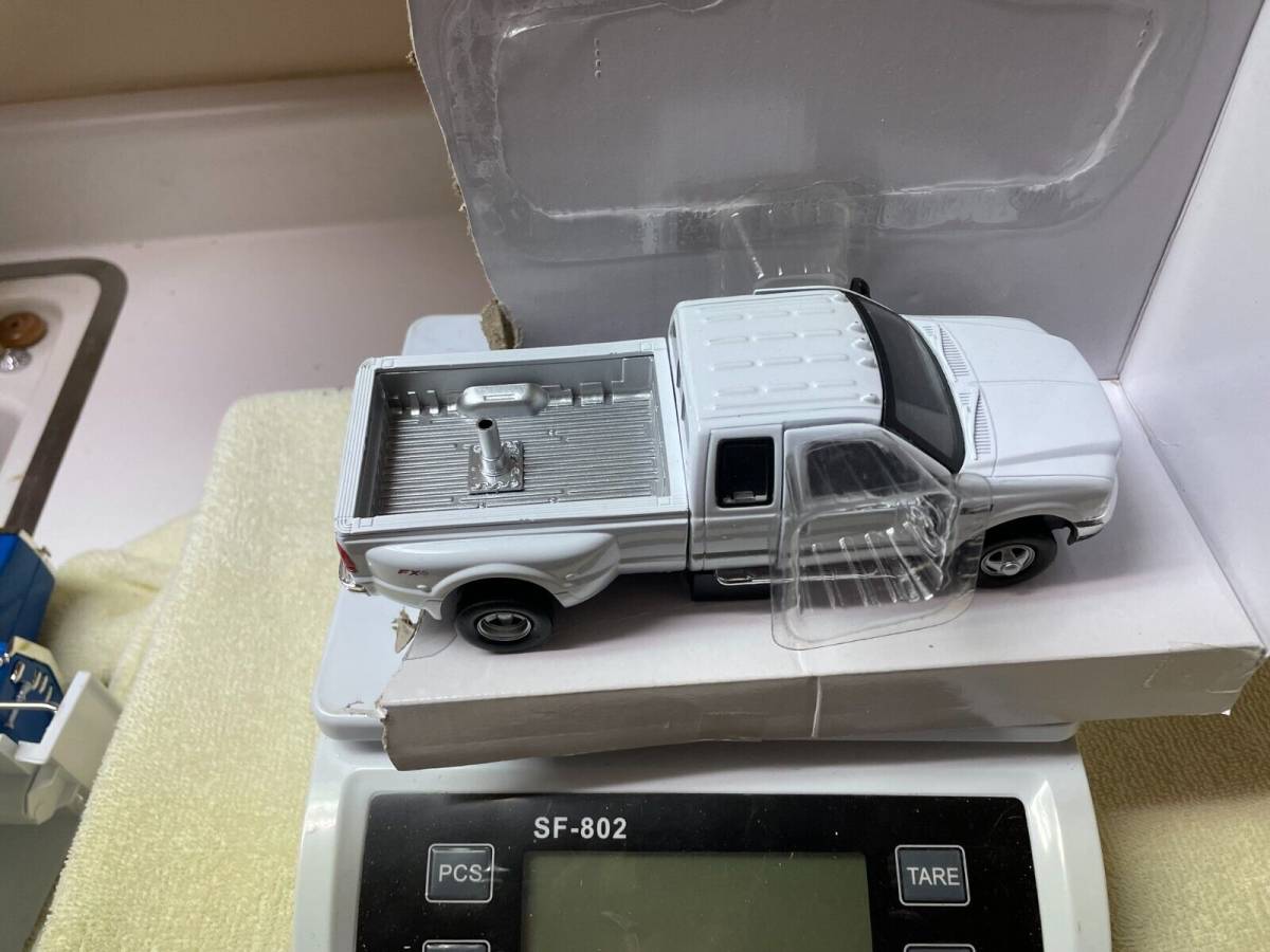 1/32 NEW RAY WHITE & SILVER FORD 350 PICKUP TRUCK, NO PACKAGING # 383 海外 即決