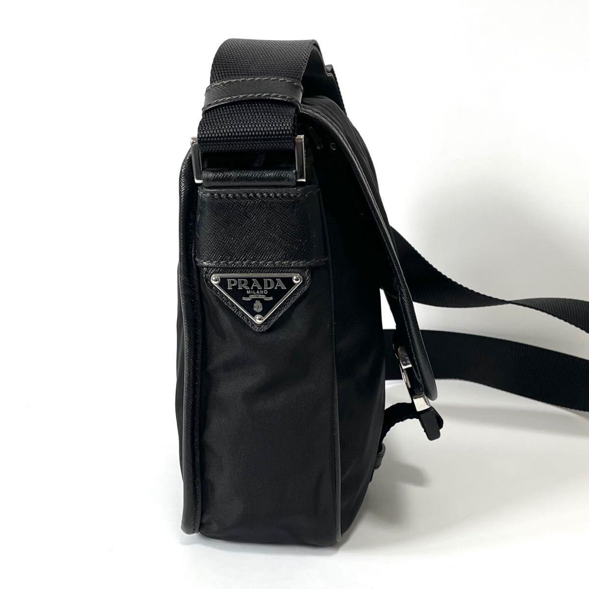 【美品】PRADA ショルダーバッグ 斜め掛け ナイロン × サフィアーノレザー 三角ロゴ プレート フラップ式 スクエア 黒