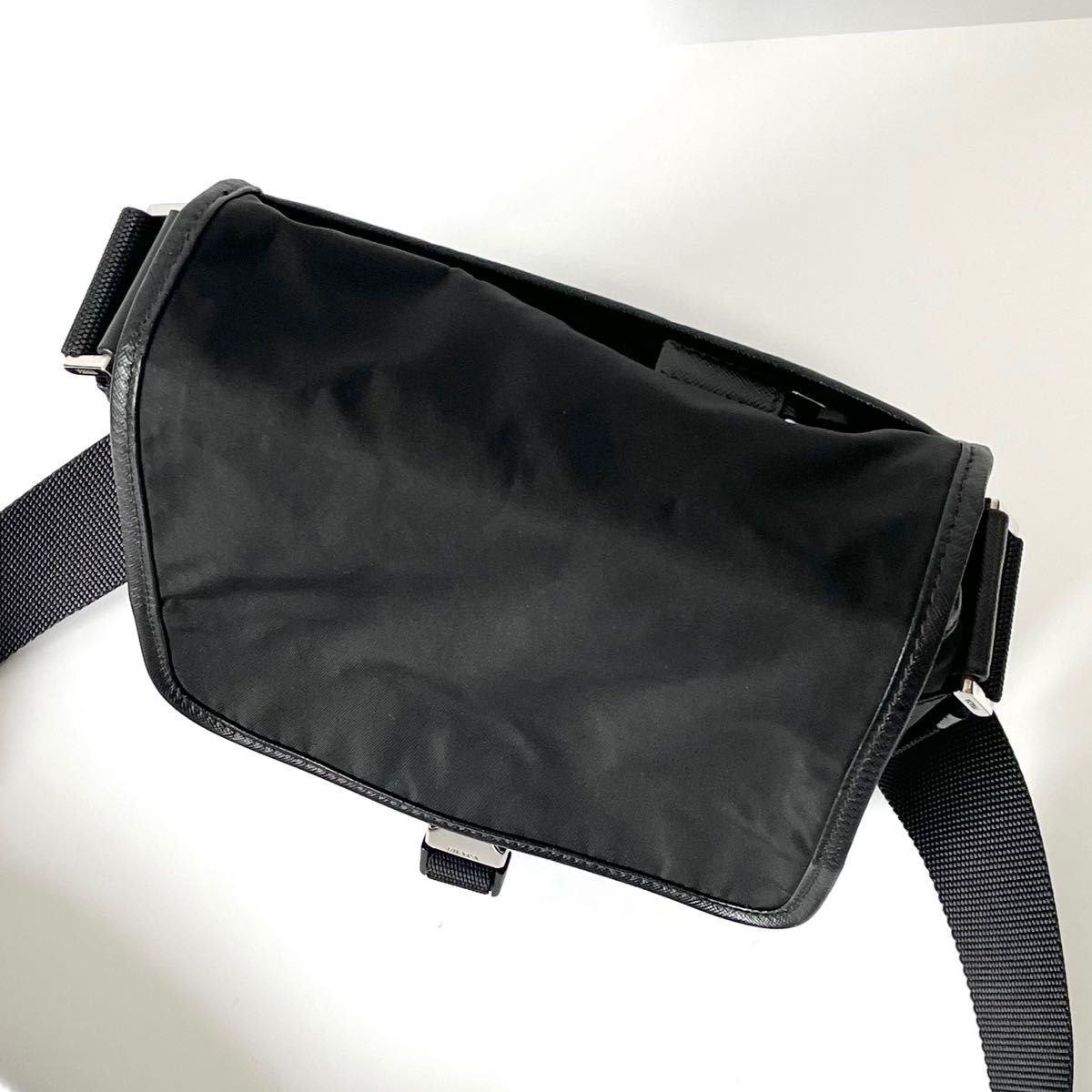 【美品】PRADA ショルダーバッグ 斜め掛け ナイロン × サフィアーノレザー 三角ロゴ プレート フラップ式 スクエア 黒