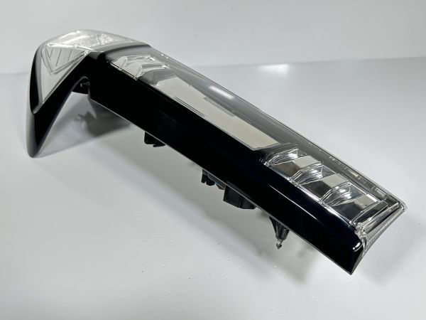 美品/破損キズなし タンクカスタム M900A/M910A トール M900S 純正 右テールランプ RH LED 81551-B1180 81550-B1360 220-69045 G 管理16948_画像3