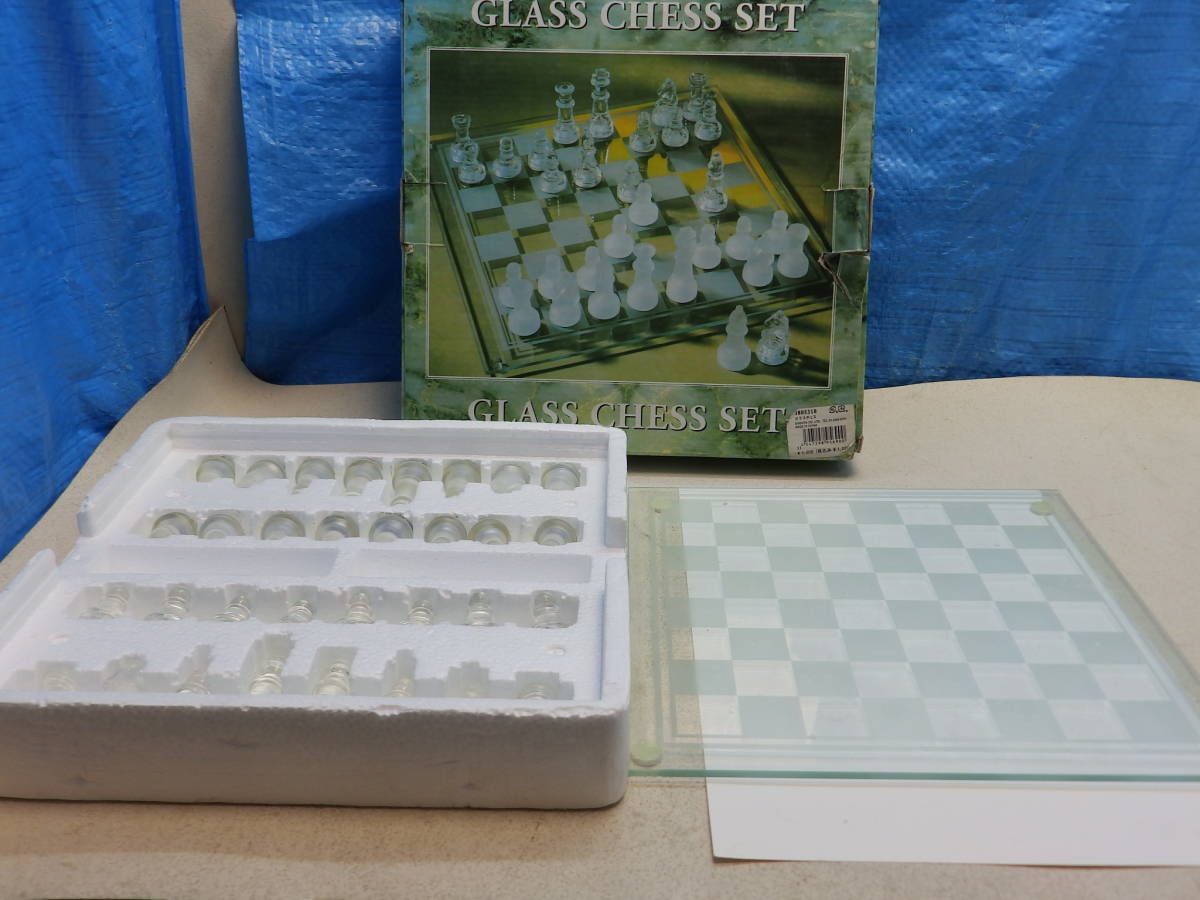 ガラスチェスセット GLASS CHESS SET ガラス板25cmX25cm 駒もガラス製 チェス テーブルゲーム ボードゲーム 玩具 中古！_画像1