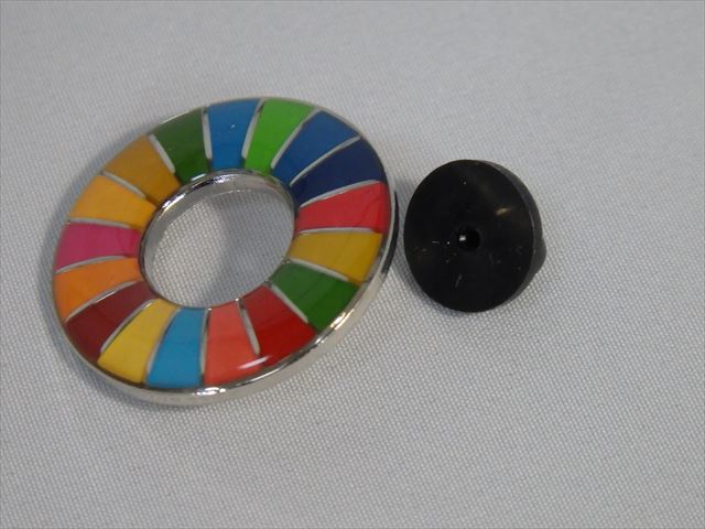 SDGs ピンバッジ　5個（4125円税込）（国連ブックショップ購入・送料無料）（保存袋5枚付）(ラバークラスプ再生素材)N89_留具はラバークラスプ付きのリサイクル素材