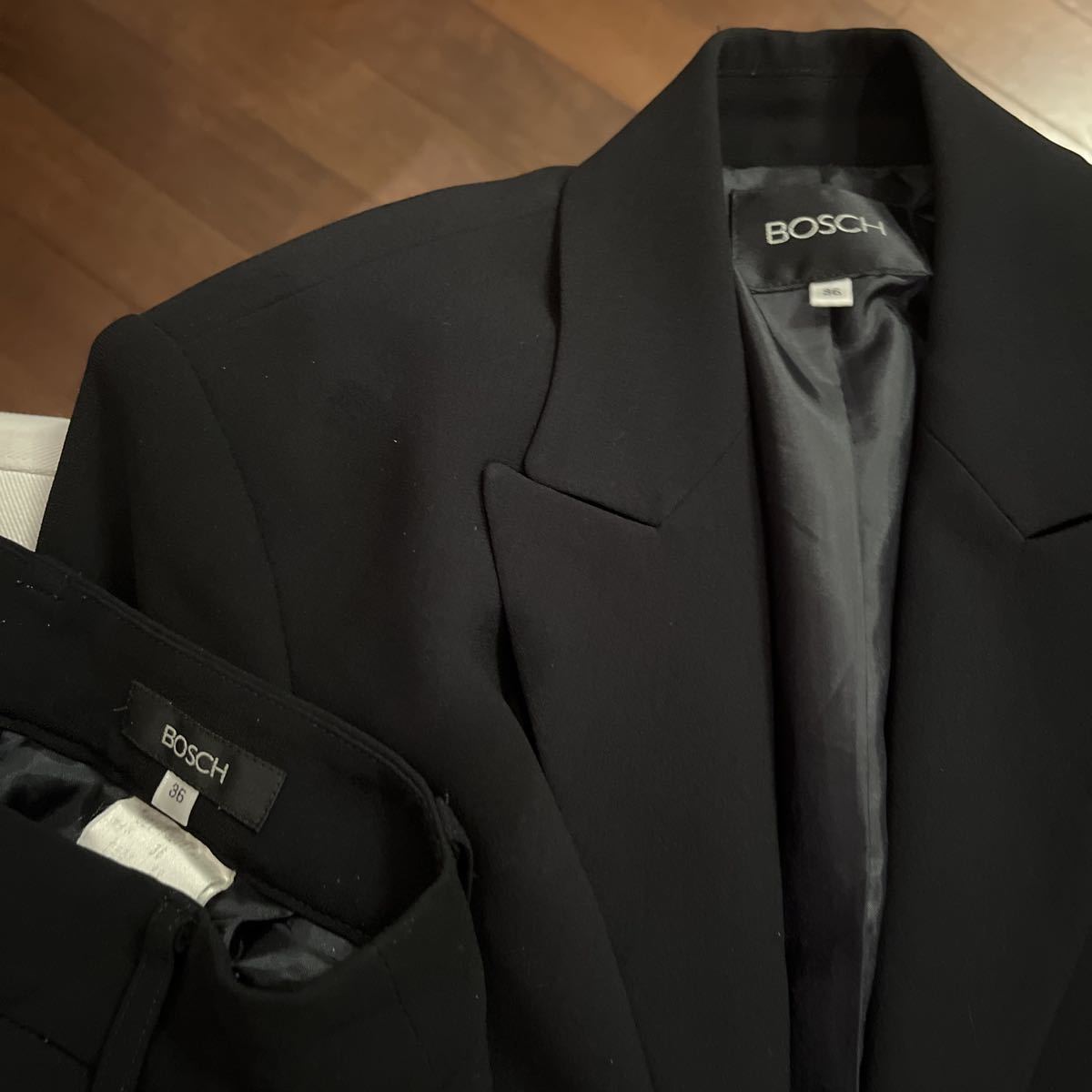 BOSCHブラックパンツスーツ　新品同様　トリアセテート66%シングルボタン　36 メイドインジャパン　送料無料