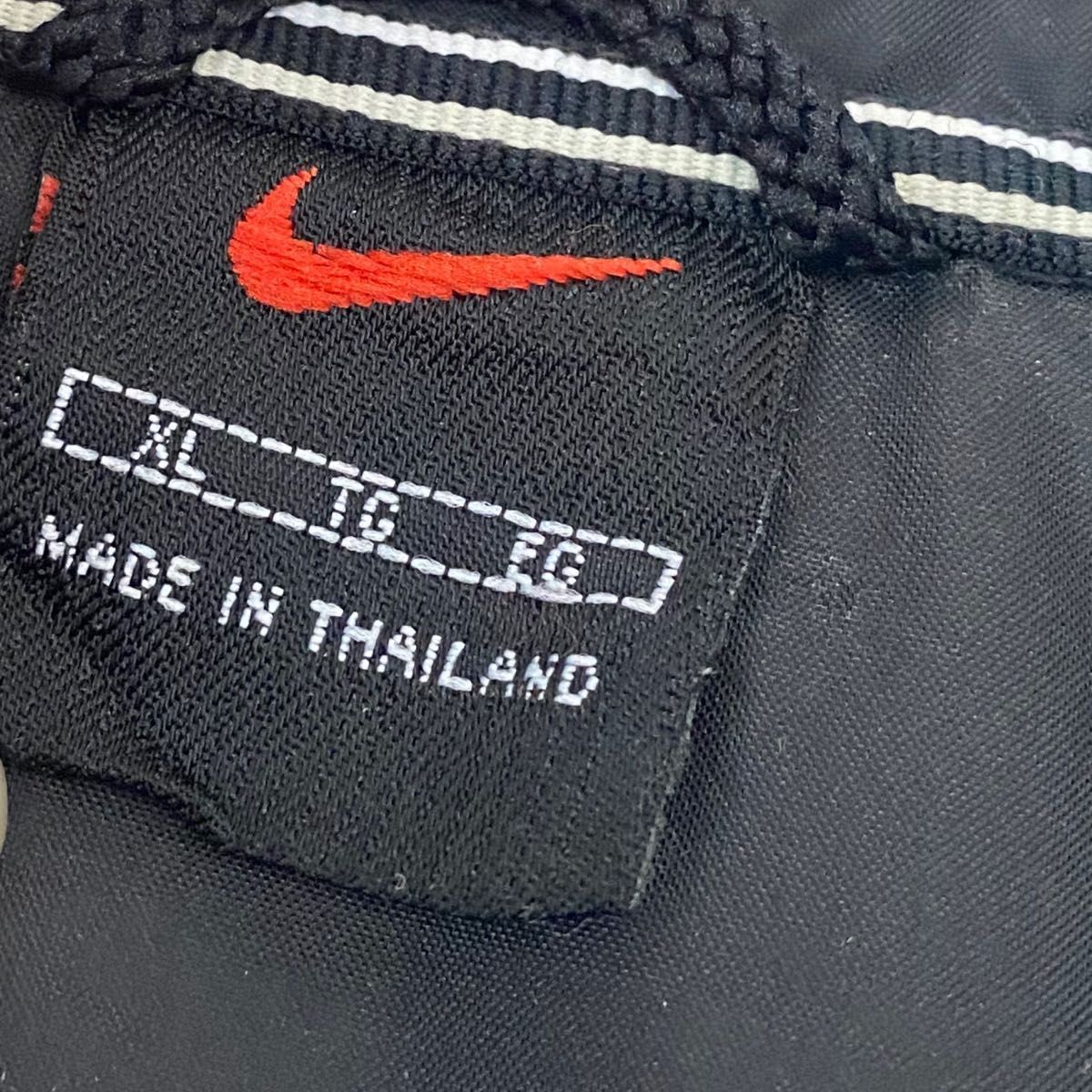 NIKE 90s 黒タグ ナイロンジャケット スウッシュロゴ刺繍 黒 赤 NIKE 90s 黒タグ ナイロンジャケット スウッシュロゴ刺繍 黒 赤