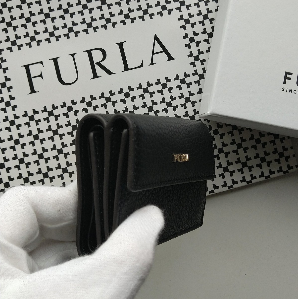 いラインアップ 【新品】 FURLA ブラック コンパクト 三つ折り財布