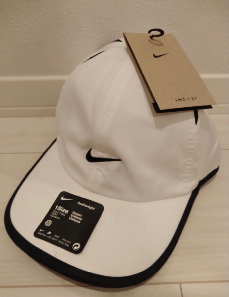 新品 NIKE ナイキ キャップ 帽子 白黒 フェザーライト ランニング 