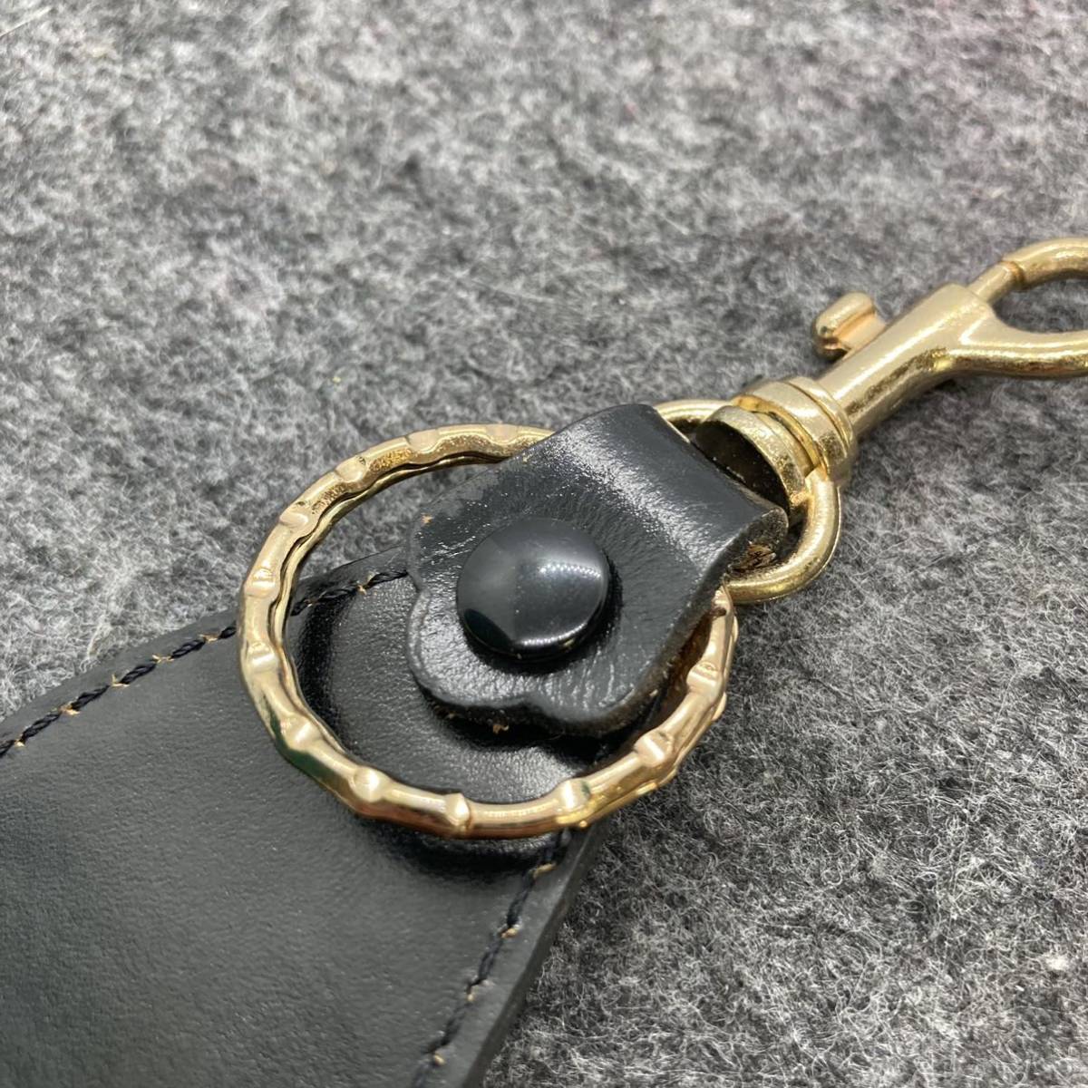 KO54* excellent Cartier Cartier key ring key holder charm Logo leather black Must line 