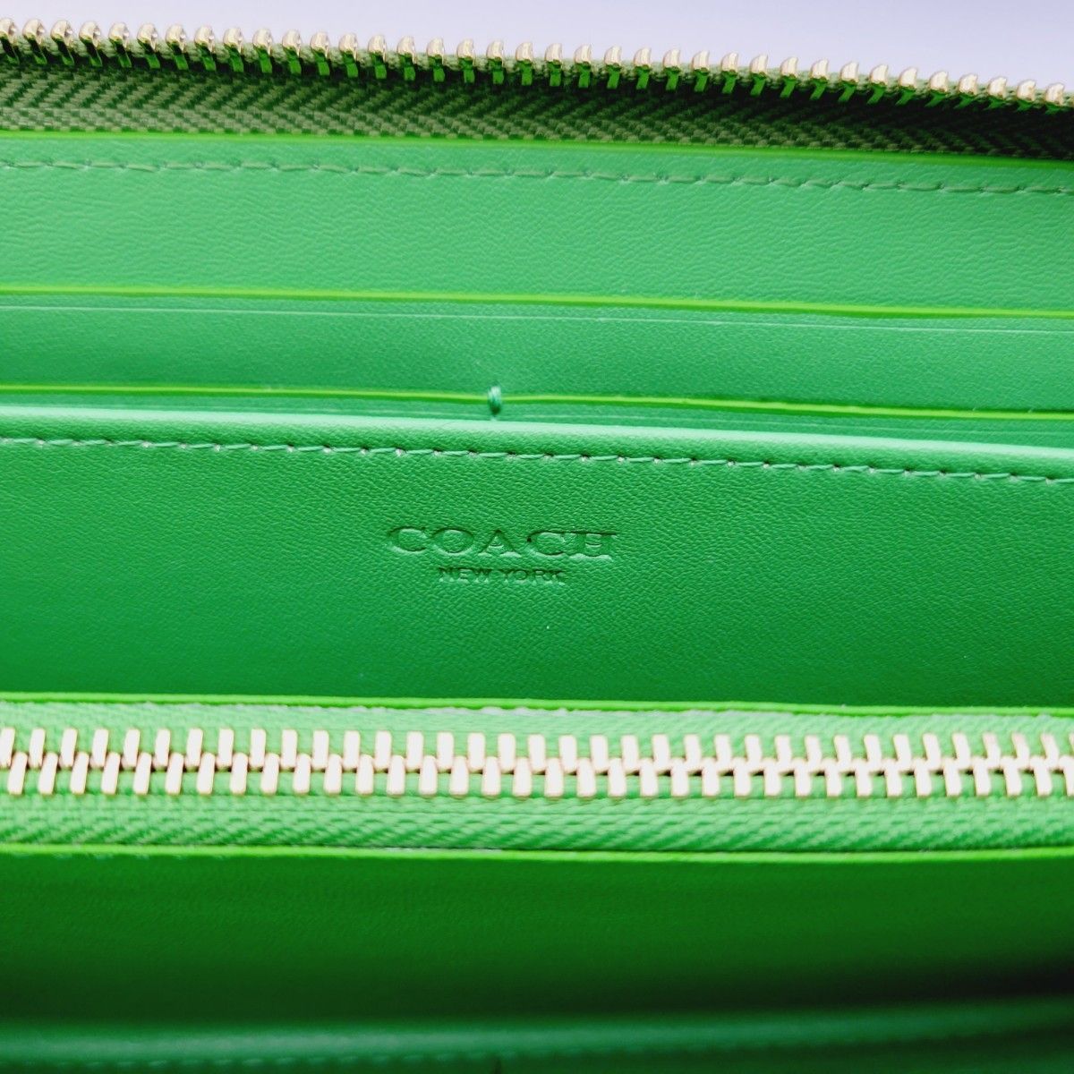 注目のブランド ⭐️COACH :コーチ 長財布 シグネチャーストラップ付き