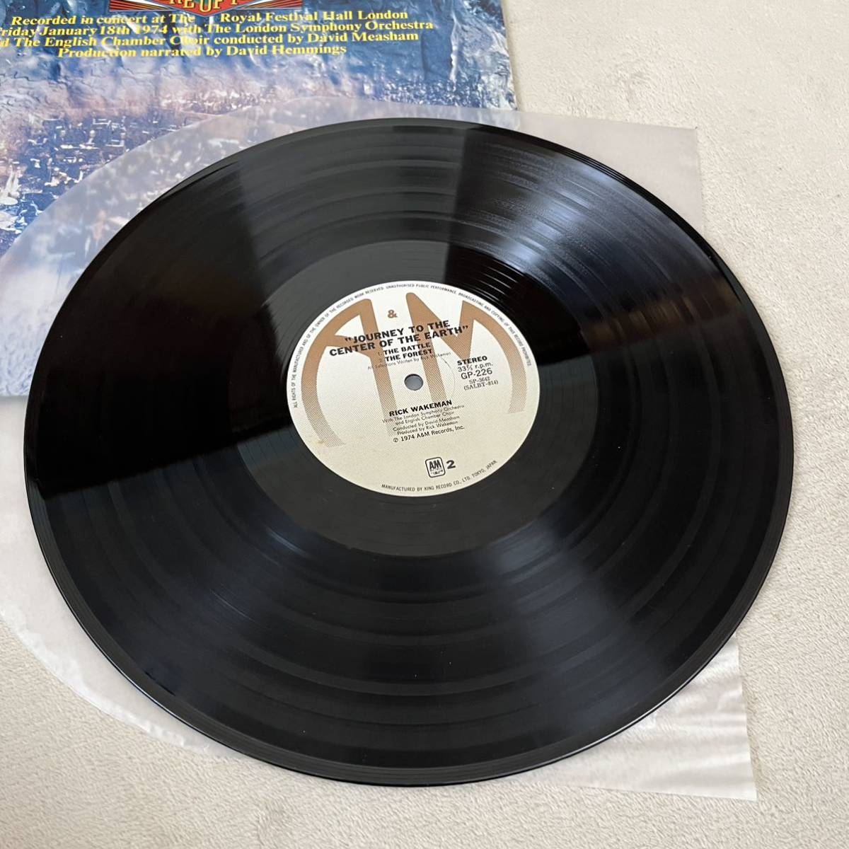 【国内盤帯付ポートレート付】リックウェイクマン 地底探検 JOURNEY TO THE CENTER OF THE EARTH Rick Wakeman / LP レコード / GP-226_画像9