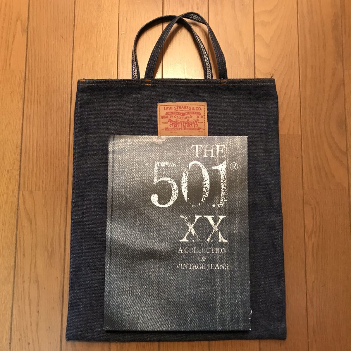 デッド 非売品 ビンテージ LEVI'S リーバイス 501XX デニム ジーンズ 66 赤耳 Now! Designs エプロン バインダー クラッチ トート バッグ_本は撮影用で付属しません。ご注意ください