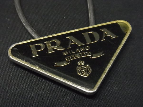 独特な PRADA プラダ サフィアーノレザー 三角ロゴプレート キーリング