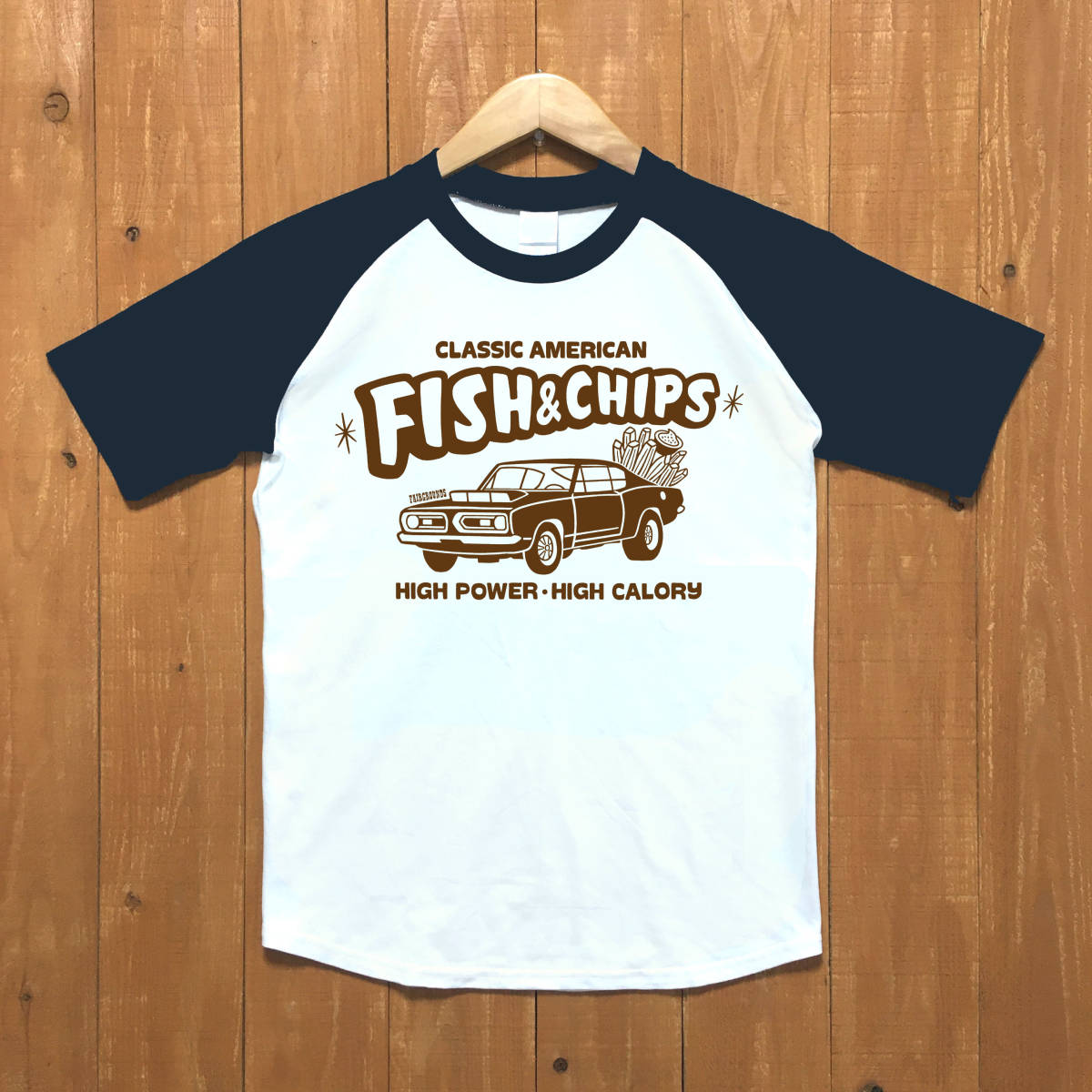 ■ FISH&CHIPS ラグランTシャツ■Lサイズ（ネイビーxブラウン）アメリカ アメ車 モパ－ MOPAR PLYMOUTH BARRACUDA ハンバーガー ポテトの画像1