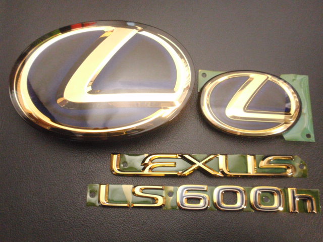 7トレジャー 【 UVF45 】 LEXUS レクサス LS600h 後期 プレミアム ゴールド エンブレム　フロント＆リア 4点セット_ゴールドエンブレムでカスタムしませんか！