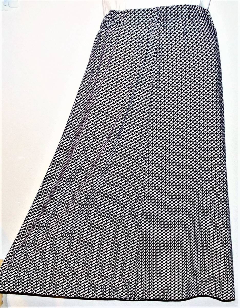 （レディース・夏物・ハンドメイドスカート・新品）Ｌ～LＬ ウエスト幅40～50㎝（全周ゴム入）黒地に丸鎖柄 ポリ100％透け感なし 裏なし