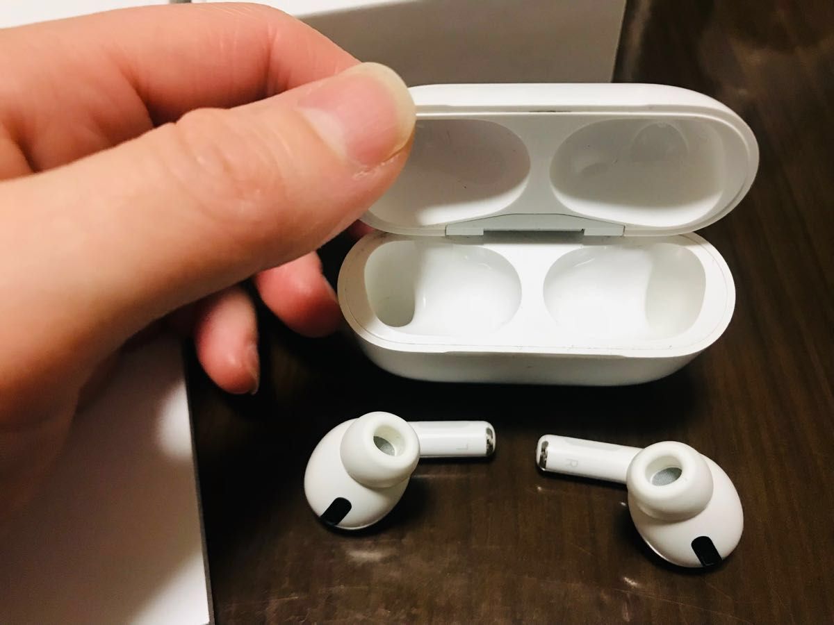 Apple AirPods Pro Apple純正 MagSafe充電ケース付き ケーブルは Apple AirPods Pro Apple純正 MagSafe充電ケース付き ケーブルは