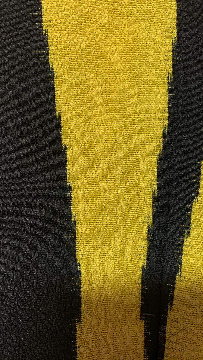 アンティーク着物 正絹お召縮緬地 黄色地に黒のヨロケ縦縞柄 A300_画像4