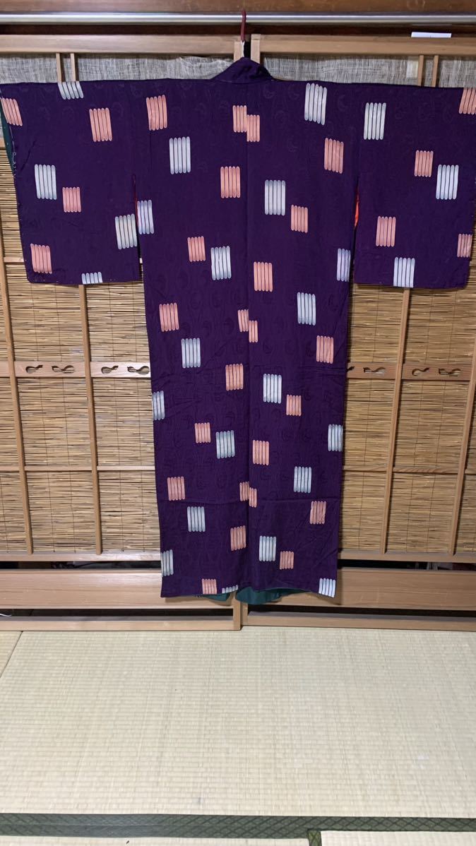 アンティーク着物 正絹紋綸子 濃い紫地のヨロケ柄の地織りに5本の棒柄 A309