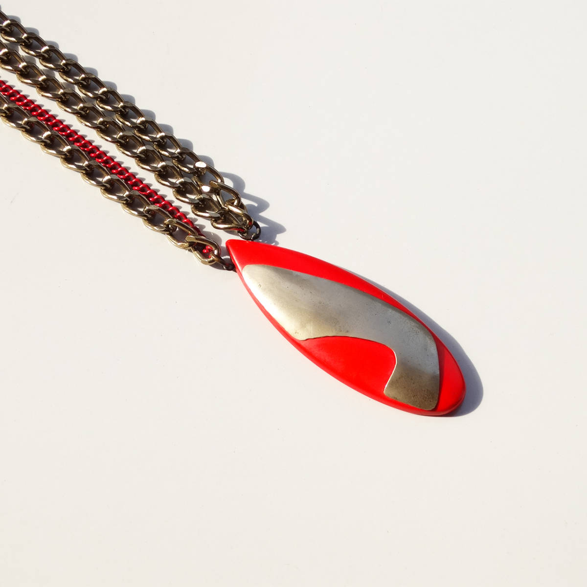 ★80s Vintage plastic red ×silver parts modern design chain necklace