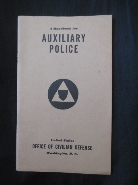 第二次世界大戦期米軍史料◆民間防衛局編・補助警察手帳◆昭１７空襲空爆防空対策消火器絵入図入戦災救護英文洋古書_画像1