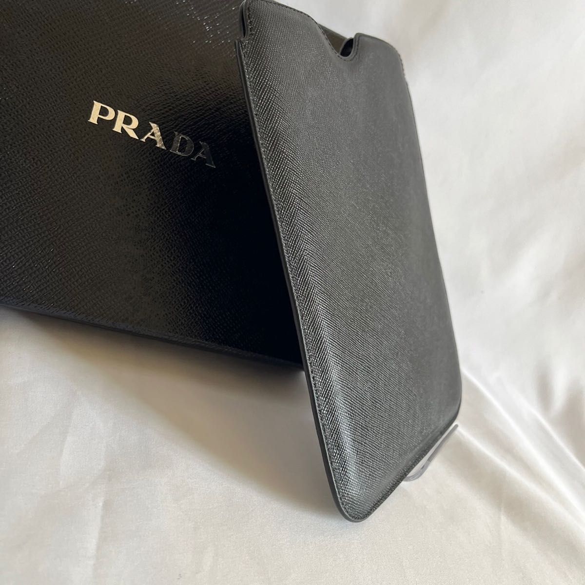 【レア】プラダ　iPad mini ケース　PRADA ブラック　サフィアーノ　アイパッドミニケース　アイパッドミニ　三角プレート