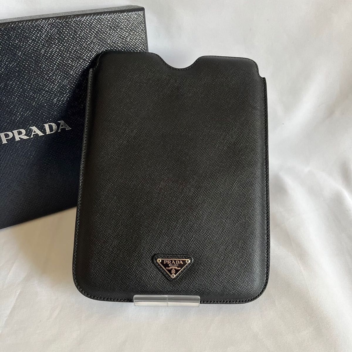 【レア】プラダ　iPad mini ケース　PRADA ブラック　サフィアーノ　アイパッドミニケース　アイパッドミニ　三角プレート