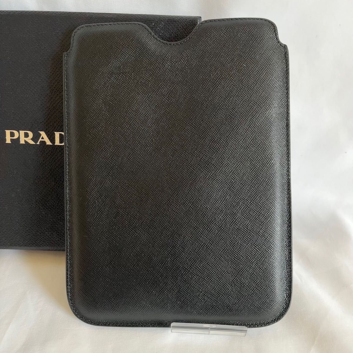 【レア】プラダ　iPad mini ケース　PRADA ブラック　サフィアーノ　アイパッドミニケース　アイパッドミニ　三角プレート