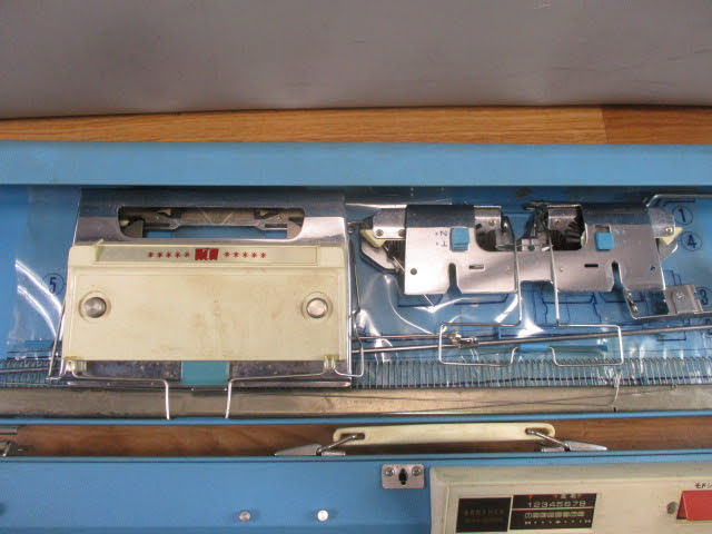 ◆ブラザー 編み機◆BROTHER KH-588 ハンドクラフト レトロ 手工芸 約105×8×H18㎝ 約10.8㎏♪直接引き渡しH-50424_画像3