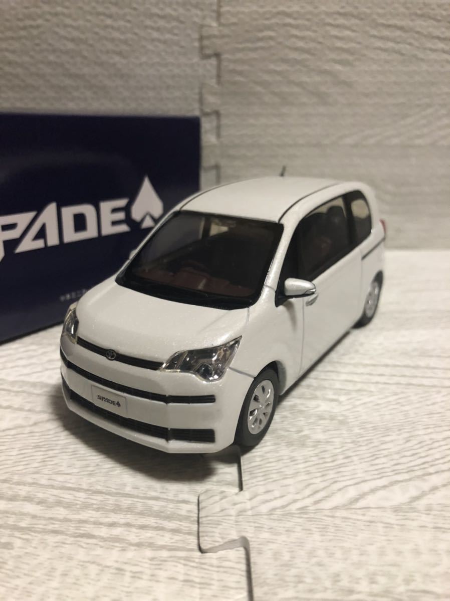 1/30 トヨタ スペイド SPADE 非売品 カラーサンプル ミニカー　ホワイトパールクリスタルシャイン