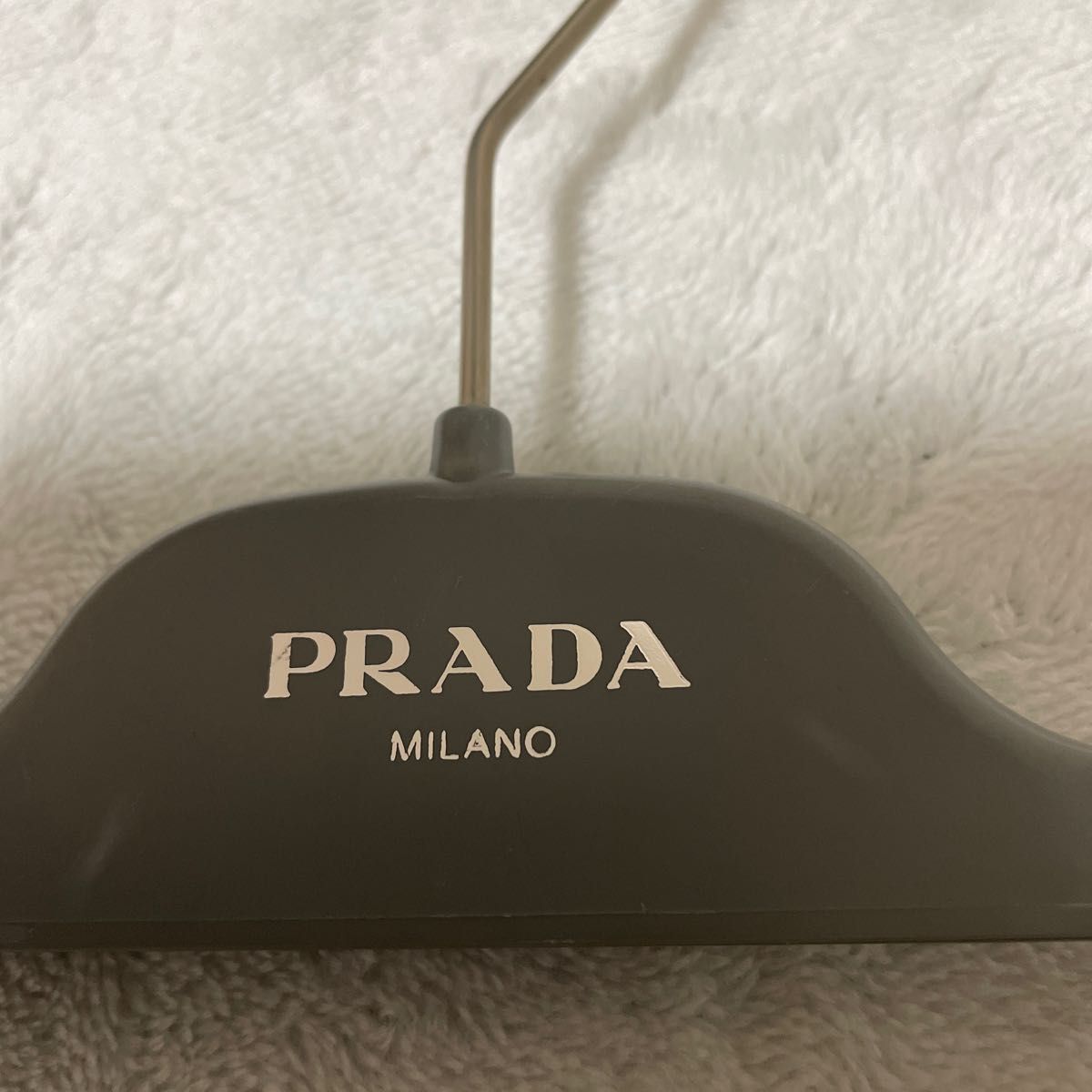PRADA プラダ ハンガー 4本セット|Yahoo!フリマ(旧PayPayフリマ) PRADA プラダ ハンガー 4本セット|Yahoo!フリマ(旧PayPayフリマ)