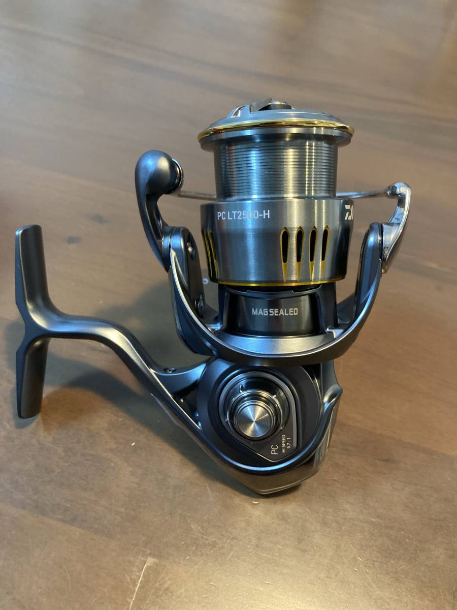 美品 一度のみ使用 ダイワ 23 エアリティ PC LT2500-H DAIWA AIRITY スピニングリール