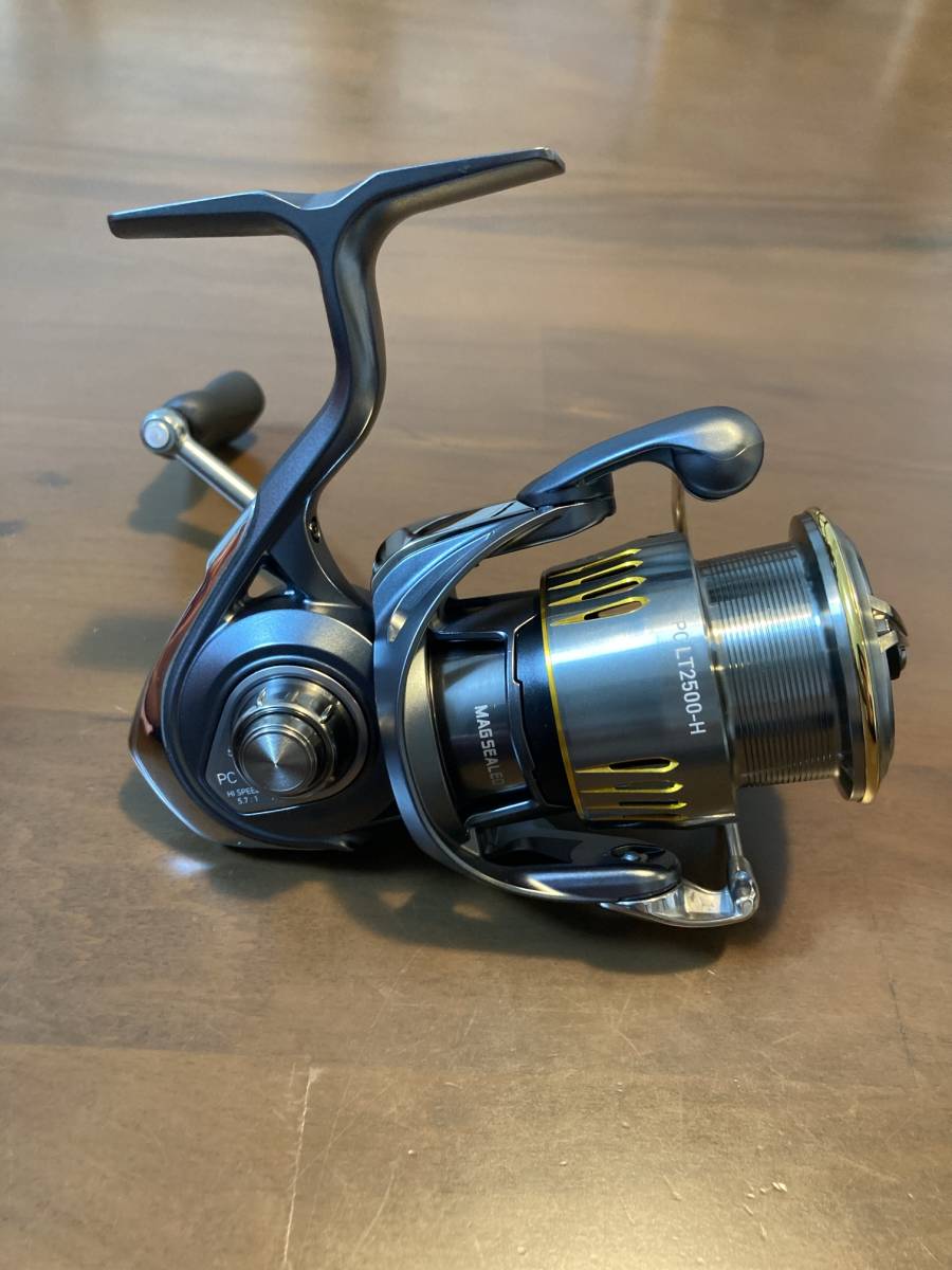 美品 一度のみ使用 ダイワ 23 エアリティ PC LT2500-H DAIWA AIRITY スピニングリール