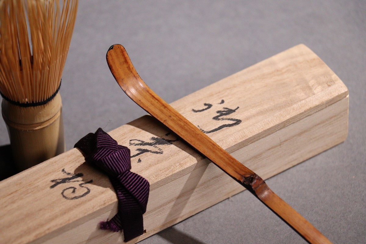 CE21 茶道具 輪島塗 角藤弘悦作 松葉散らし金蒔絵 黒塗竹茶杓 共 CE21 茶道具 輪島塗 角藤弘悦作 松葉散らし金蒔絵 黒塗竹茶杓 共