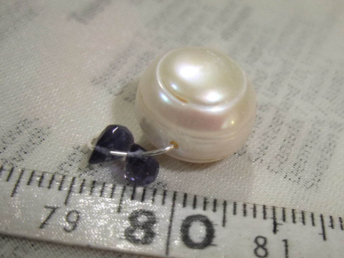 43-4　綺麗白真珠大粒とアイオライトブリオレット小粒大きめ穴セット☆高品質ルースの製作便利セット_画像2