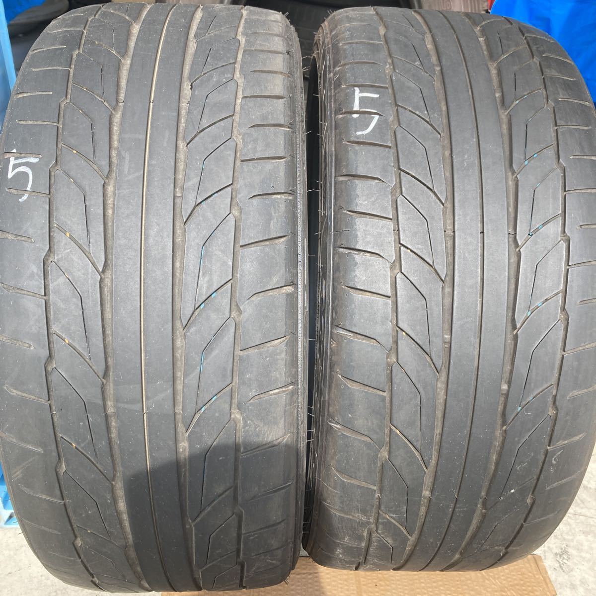 NITTO ニットー　NT５５５　G２　中古タイヤ２本 245/35R20 95Y 残溝５ミリ_画像1