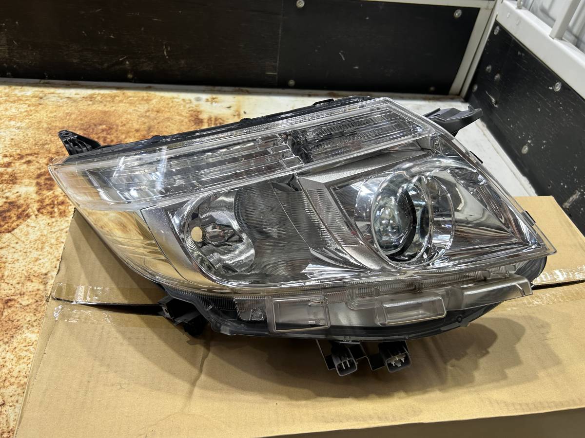 送料込み!80系ノア前期 右ヘッドライト 81130-28D01 erc.gov.np