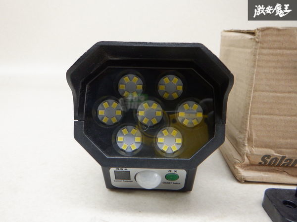社外 LED ソーラーライト ソーラーランプ スポットランプ 屋外 防犯 ダミー カメラ リモコン付き 即納の画像2