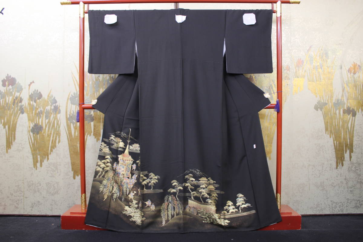 きもの今昔５０４３　黒留袖紋付　京都祇園祭のなぎなた鉾の柄に柳や松の柄金彩加工　正絹羽二重比翼付き　　身丈１６３ｃｍ