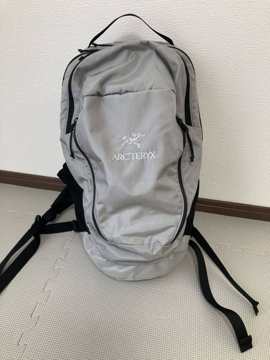 オッシュマンズ別注アークテリクス マンティス 26L シルバー オッシュマンズ別注アークテリクス マンティス 26L シルバー
