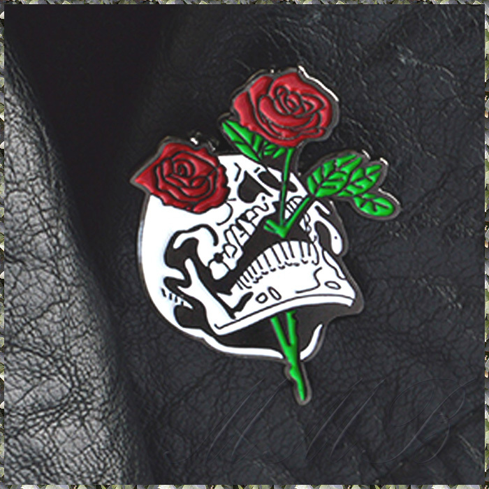 [BROOCH] Lapel Pin 赤い薔薇をくわえたガイコツ スカル 頭蓋骨 ピン バッジ メタル ブローチ ジャケット スーツ 襟 PINS 【送料無料】_画像3