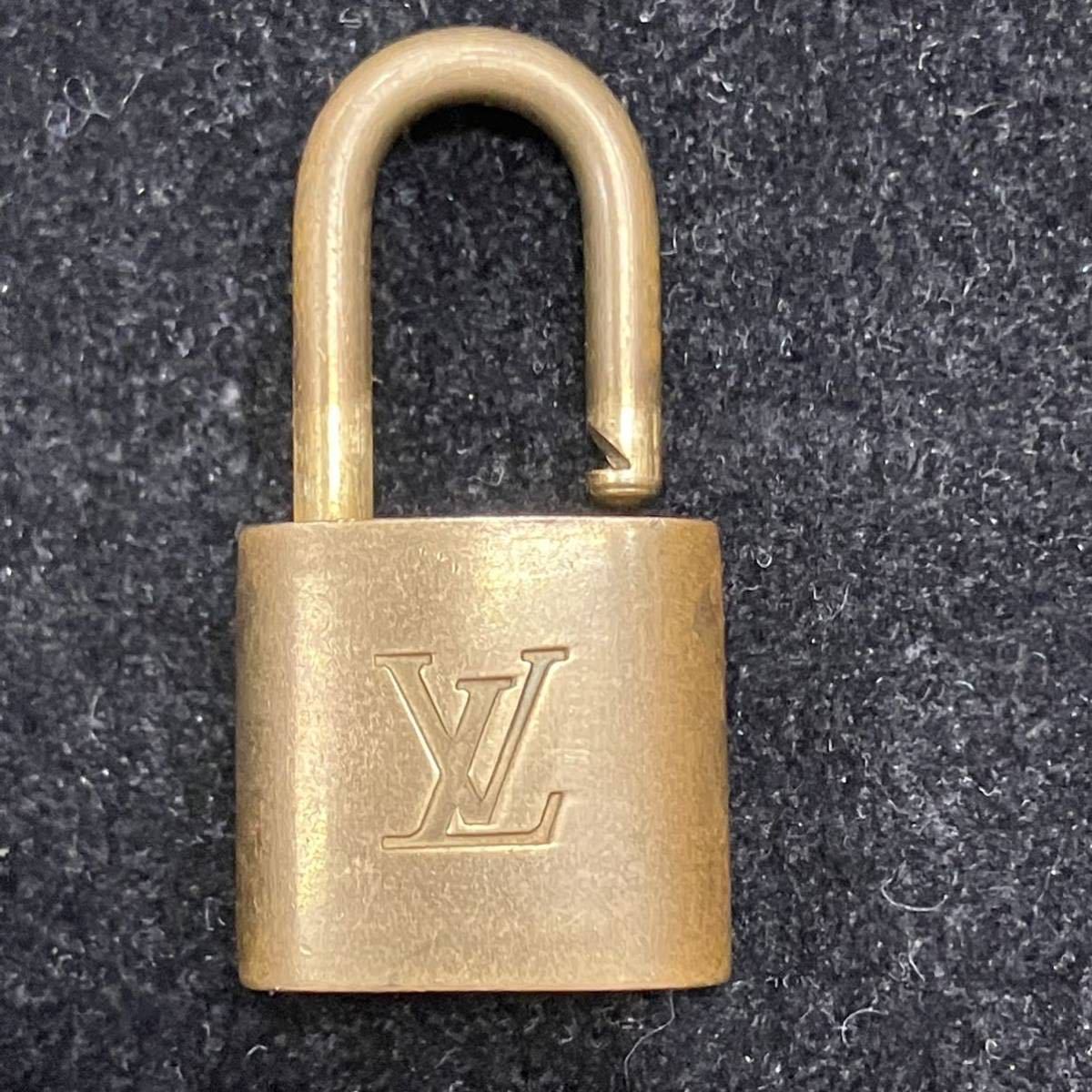 #13146A Louis Vuitton LOUIS VUITTON south capital pills 306 key 2 piece Gold color katenapado lock 