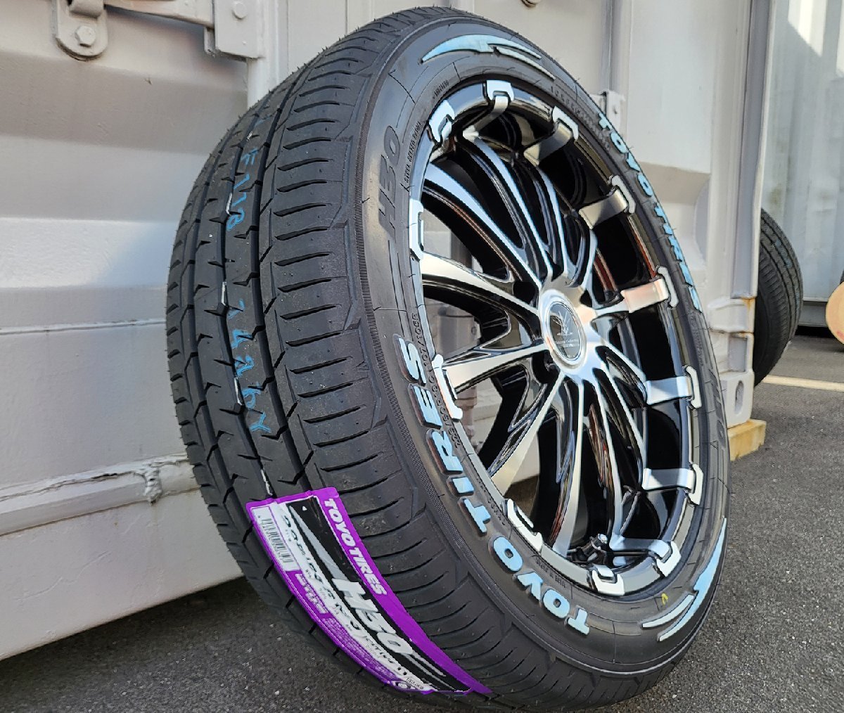 タイヤホイールセット 18インチ 新品 4本セット 225/50R18 BD12 200系ハイエース New TOYO H30 ホワイトレター_画像1