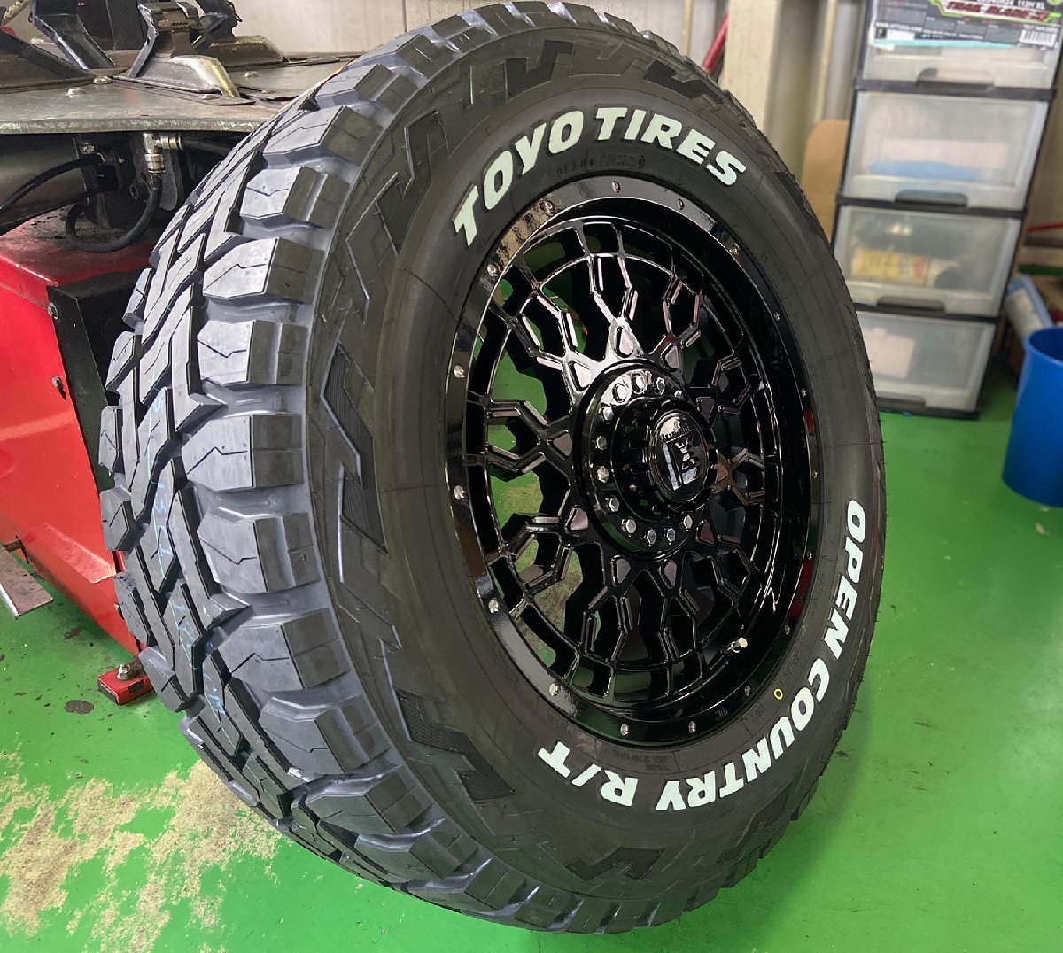 エスカレード ナビゲーター H3 タホ サバーバン 18インチ タイヤホイール トーヨー オープンカントリーRT 285/60R18 4本セット 1台分_画像2