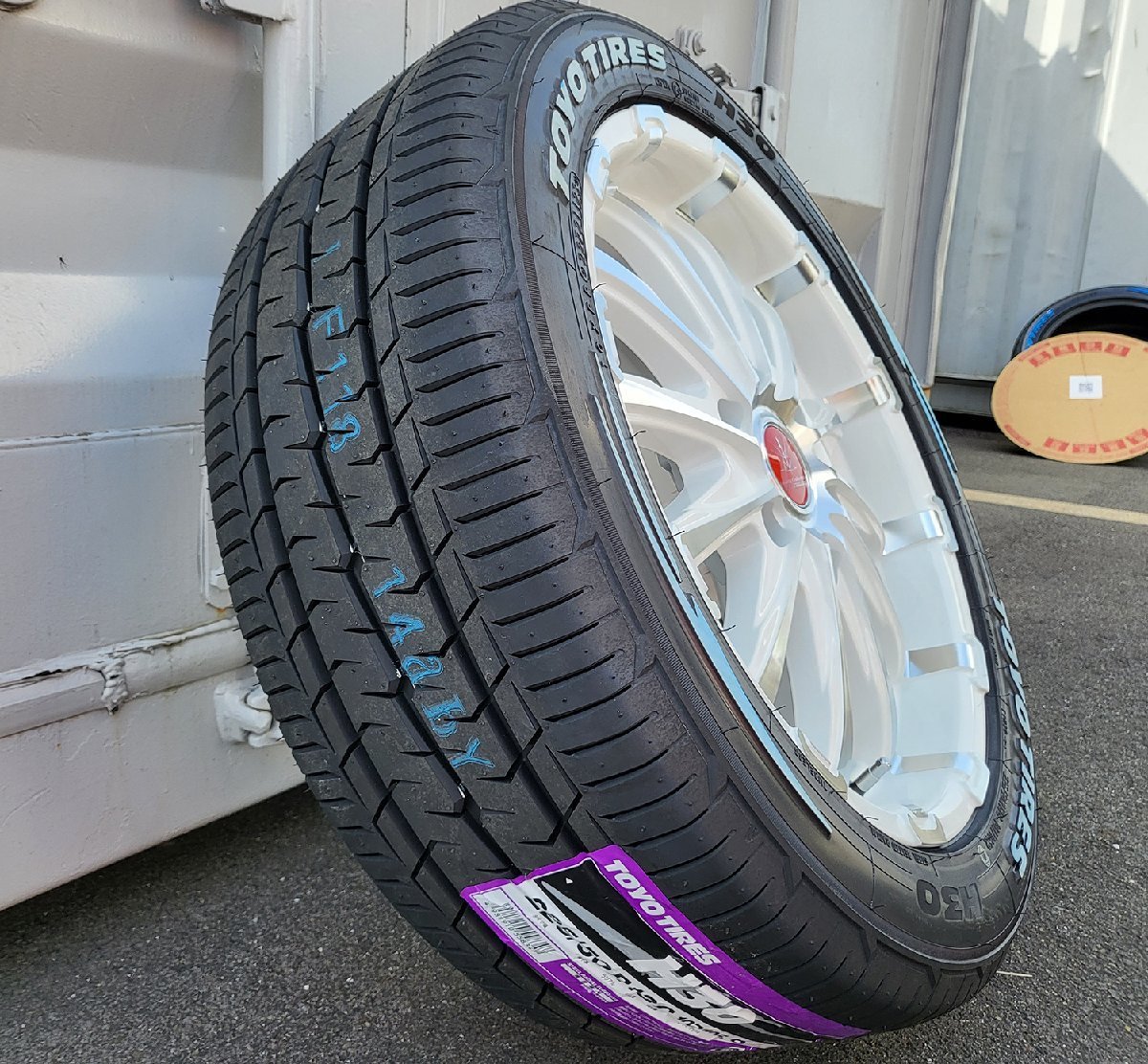 18インチ 新品タイヤホイールセット Bounty Collection BD12225/50R18 200系ハイエース TOYO H30_画像6