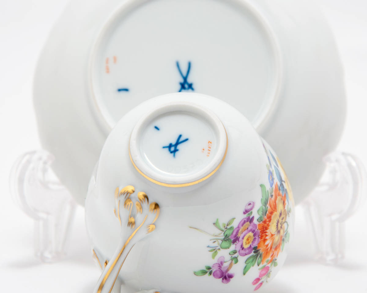 マイセン 金彩 花のブーケと虫の絵付け 自然主義 モカカップ マイセン 金彩 花のブーケと虫の絵付け 自然主義 モカカップ