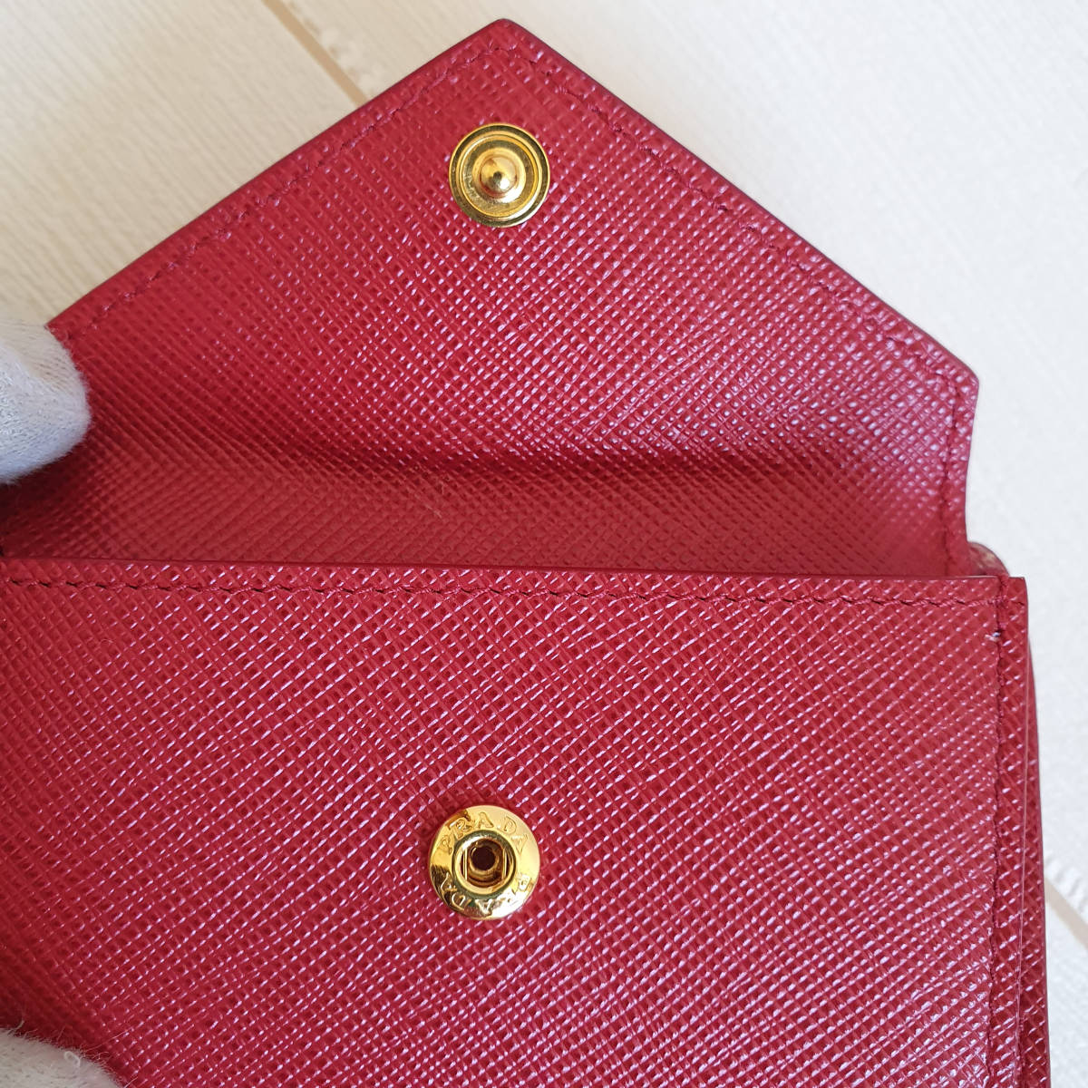 新品・未使用】PRADA ロゴ サフィアーノ 三つ折り財布 レッド 1MH021