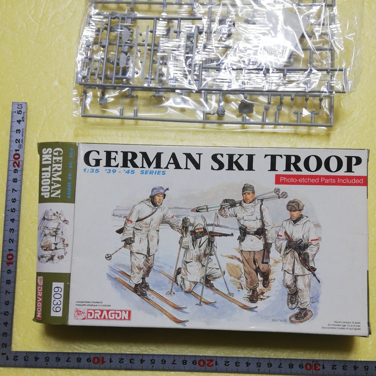 ☆地　6039 1/35 ドラゴン　スキー部隊　兵士４名　スキー板　ストック　がんじき　エッチングパーツ　未組立_画像1