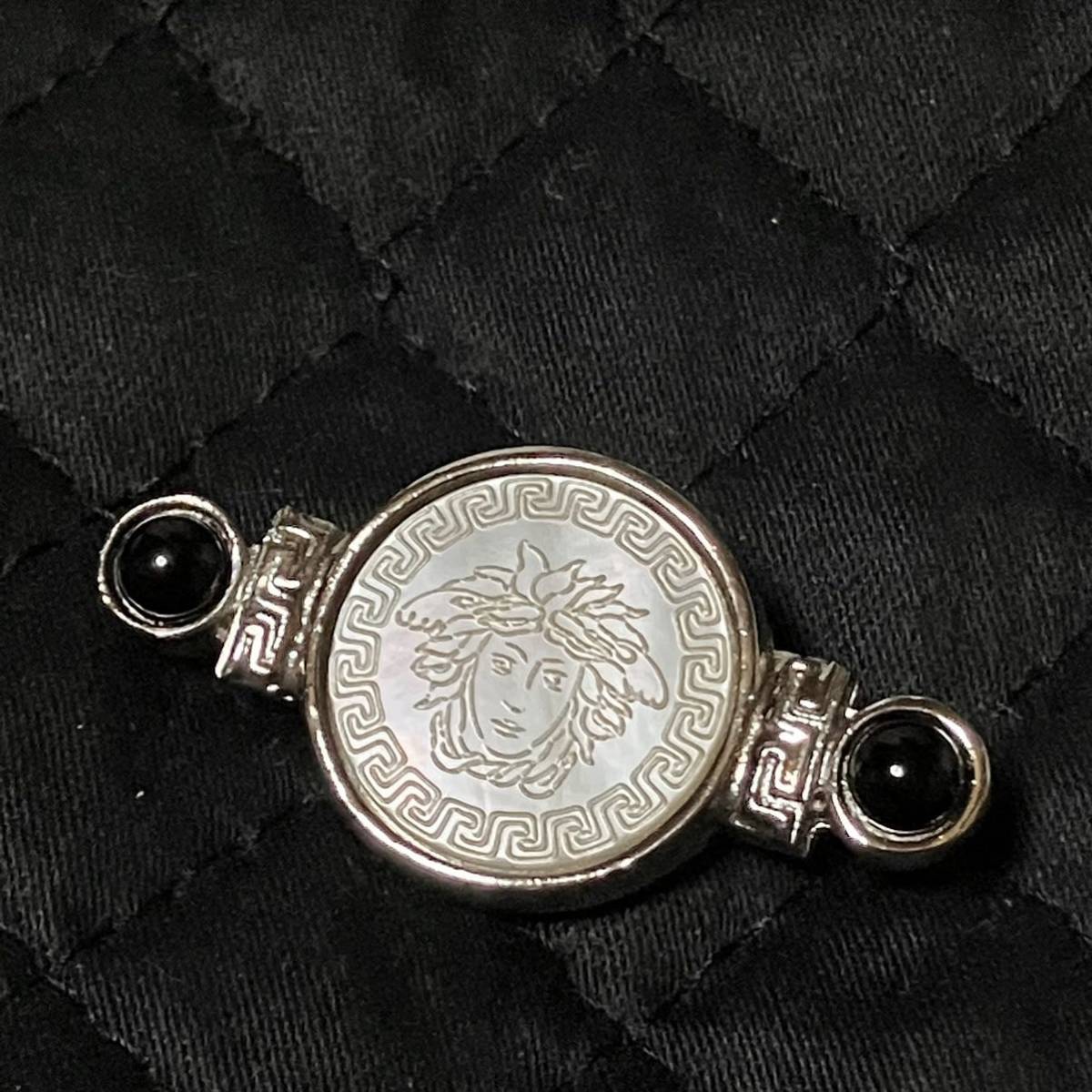 【m】美品 VERSACE ヴェルサーチ ヴェルサーチェ メドゥーサ シェル ブローチ シルバーカラー_画像2