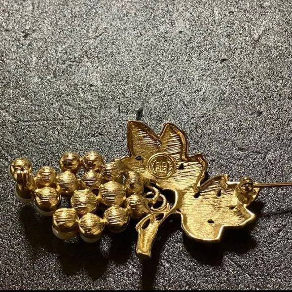 [m] beautiful goods GIVENCHY Givenchy .. brooch Vintage fake pearl Gold color costume jewelry 